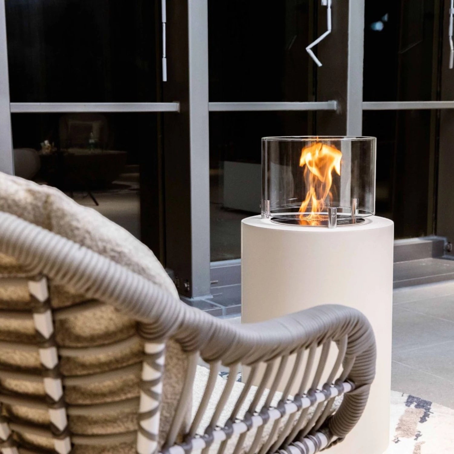 La cheminée bioéthanol BOSTON crème blanche apporte une touche de sophistication et de confort à votre intérieur.