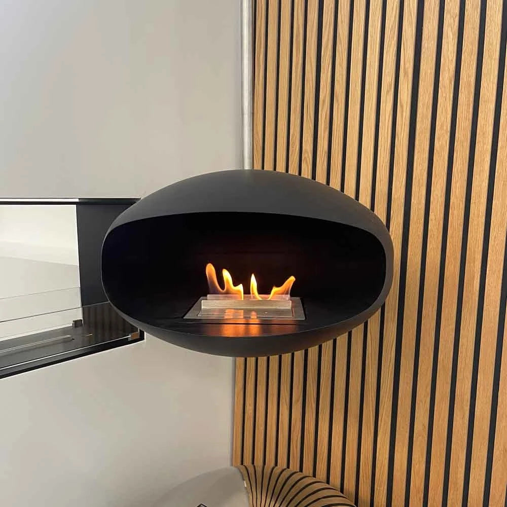 Imaginez la douce chaleur du Cocoon Aeris - Noir avec poteau de fixation en acier, sublimant votre intérieur avec élégance.
