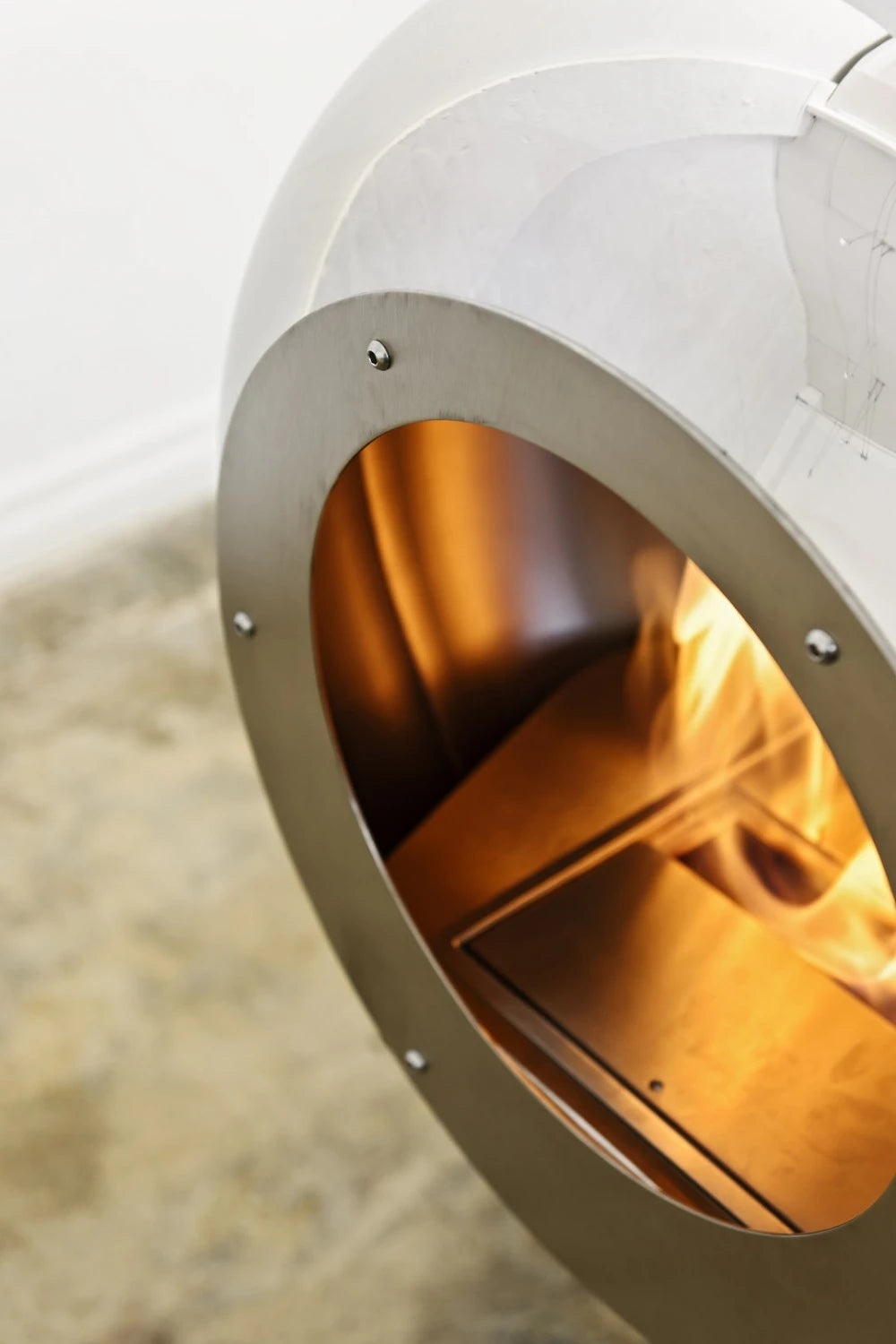 Cocoon Vellum – Acier poli : une cheminée bioéthanol éclatante, alliance parfaite de modernité et de raffinement.