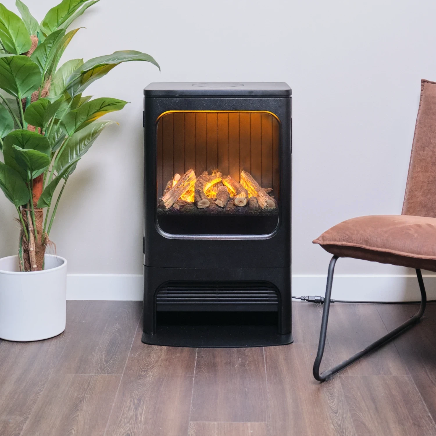 Le Mapleton 80, cheminée à vapeur d’eau autoportante en fonte, diffuse une brume lumineuse et une chaleur douce pour des instants de détente absolue.