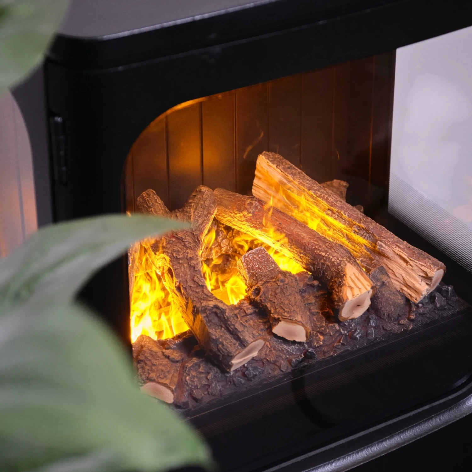 Le Mapleton 80, cheminée à vapeur d’eau autoportante en fonte, diffuse une brume lumineuse et une chaleur douce pour des instants de détente absolue.