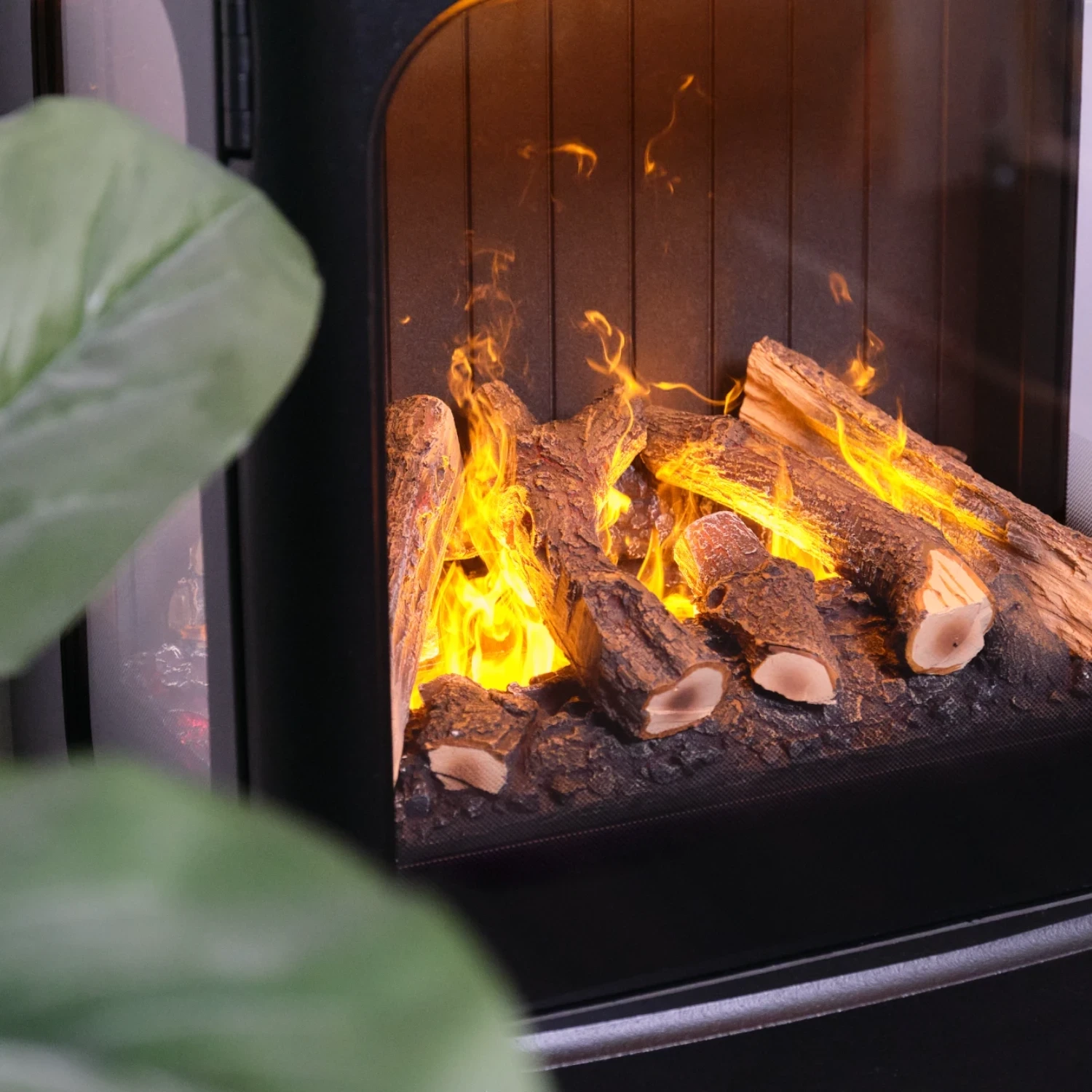 Le Mapleton 80, cheminée à vapeur d’eau autoportante en fonte, diffuse une brume lumineuse et une chaleur douce pour des instants de détente absolue.