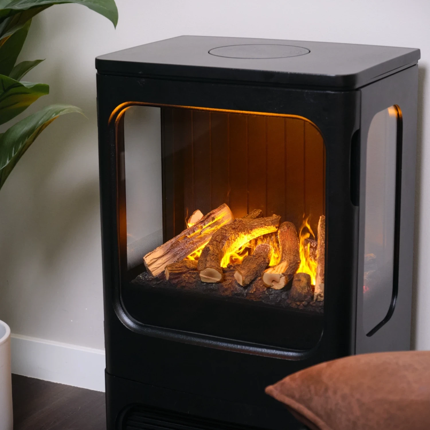 Le Mapleton 80, cheminée à vapeur d’eau autoportante en fonte, diffuse une brume lumineuse et une chaleur douce pour des instants de détente absolue.