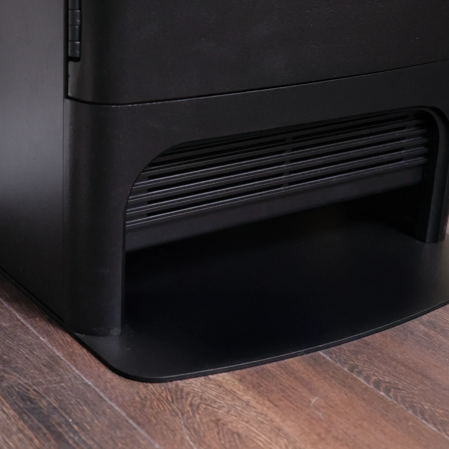 Le Mapleton 80, cheminée à vapeur d’eau autoportante en fonte, diffuse une brume lumineuse et une chaleur douce pour des instants de détente absolue.