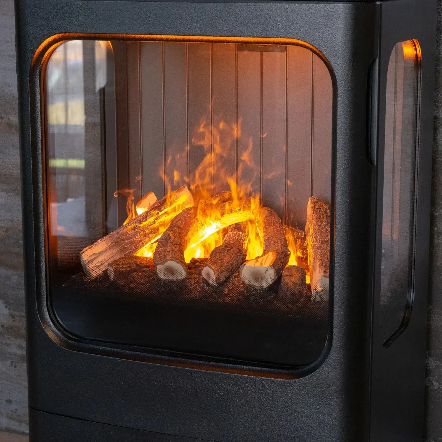 Le Mapleton 80, cheminée à vapeur d’eau autoportante en fonte, diffuse une brume lumineuse et une chaleur douce pour des instants de détente absolue.