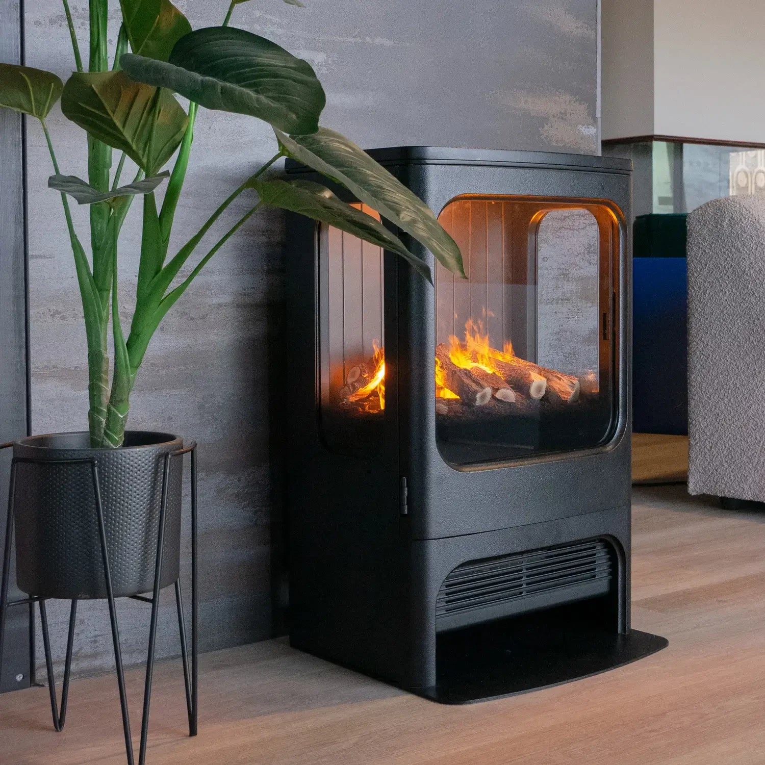 Le Mapleton 80, cheminée à vapeur d’eau autoportante en fonte, diffuse une brume lumineuse et une chaleur douce pour des instants de détente absolue.