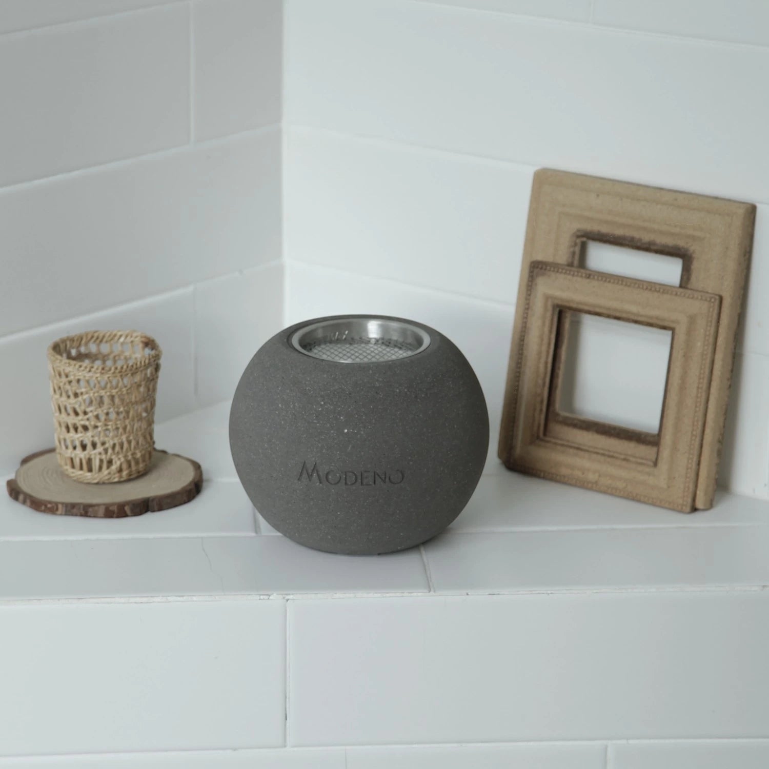 Laissez-vous séduire par la cheminée bioéthanol de table Paffu – Gris Foncé. Son design raffiné crée une atmosphère intime et conviviale, idéale pour sublimer vos soirées, en toute sécurité et simplicité.