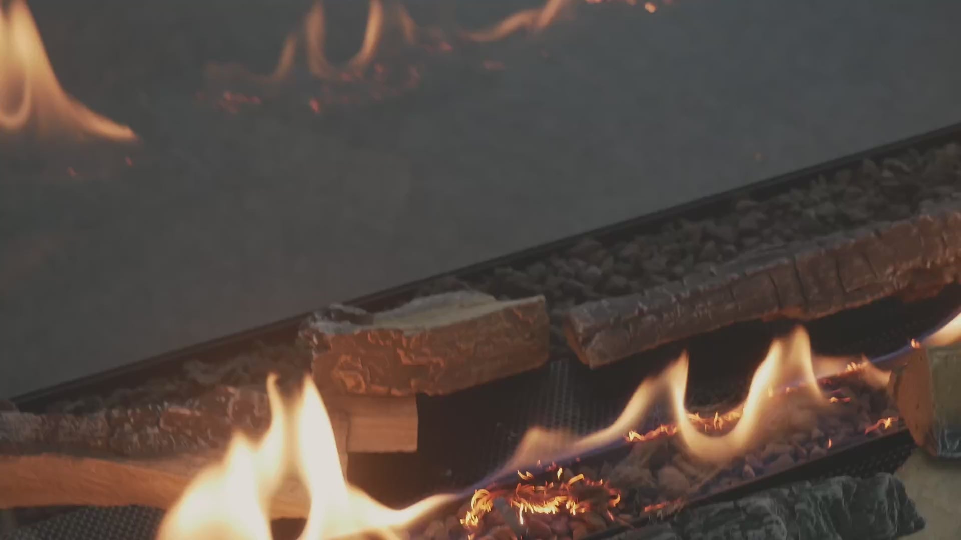 Charger la vidéo : Short video of bioethanol fireplaces and other eco-friendly fireplaces.