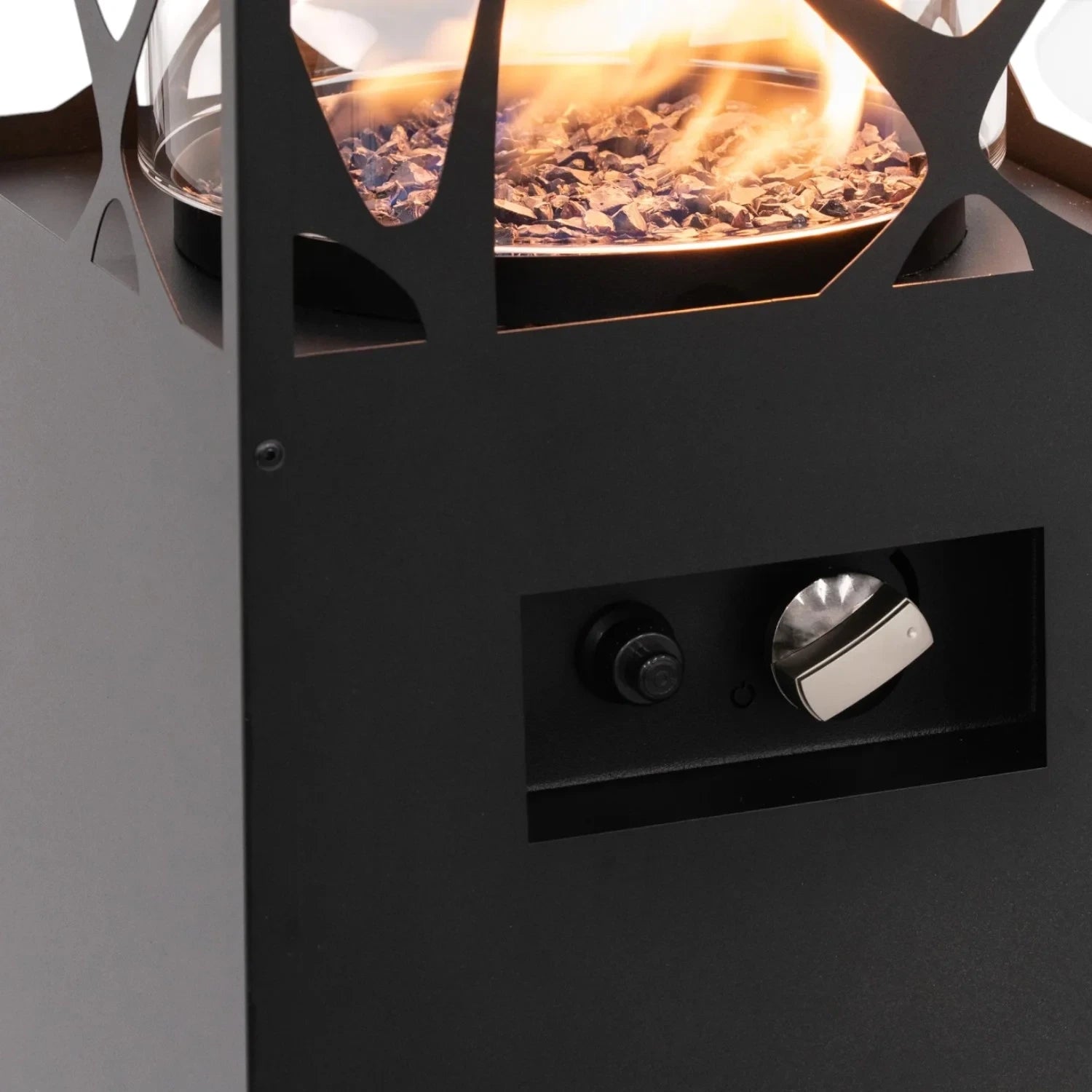 Pyramid - Noir, une cheminée au design audacieux pour une ambiance chaleureuse et contemporaine.