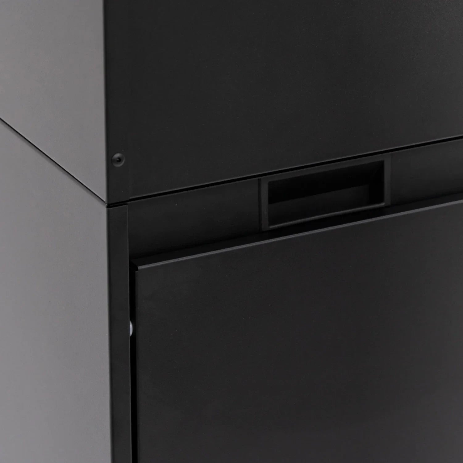 Pyramid - Noir, une cheminée au design audacieux pour une ambiance chaleureuse et contemporaine.